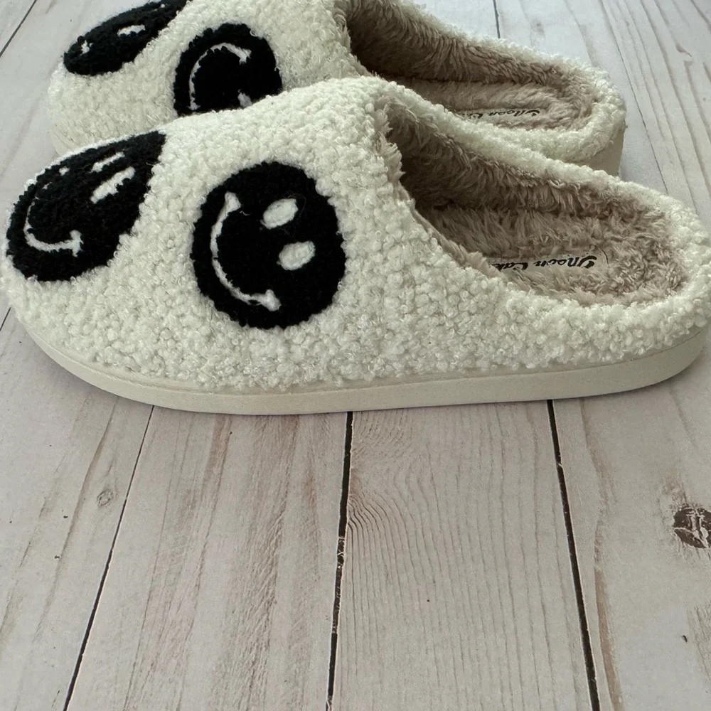 Smiley face slippers NWOT